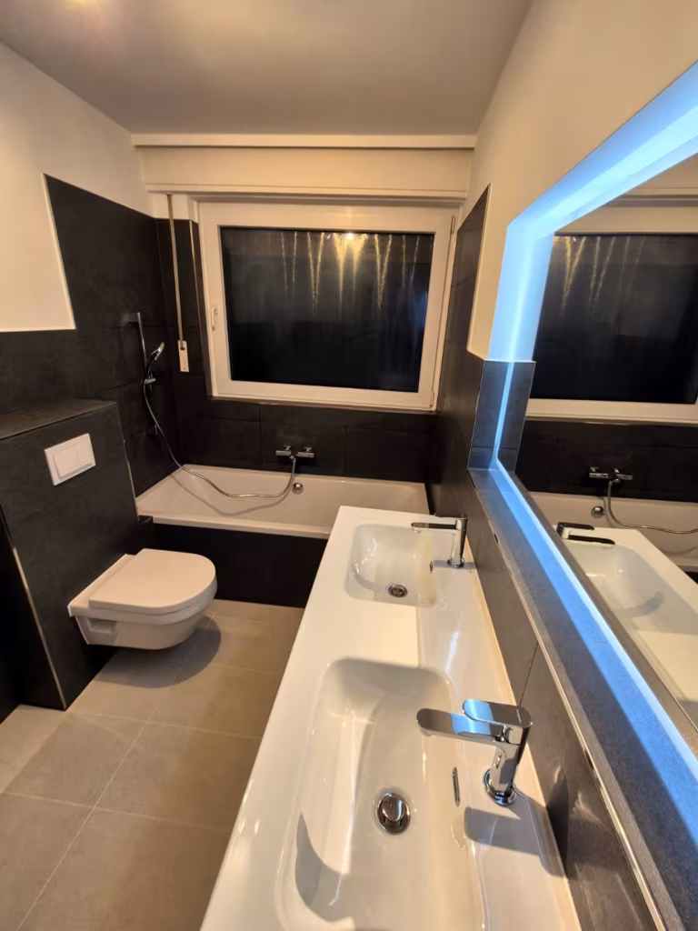 Bad in Anthrazit mit Doppelwaschtisch, LED-Lichtspiegel, Einbaubadewanne und wandhängendem WC