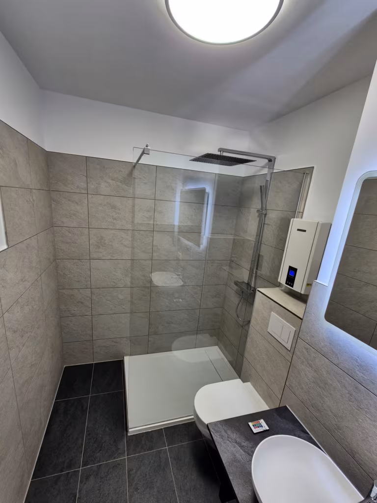 Walk-in-Dusche mit Echtglas-Wand und Regenbrause