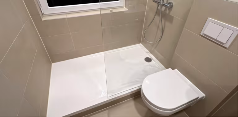 Flache Duschwanne mit Echtglas-Duschwand und wandhängendem WC